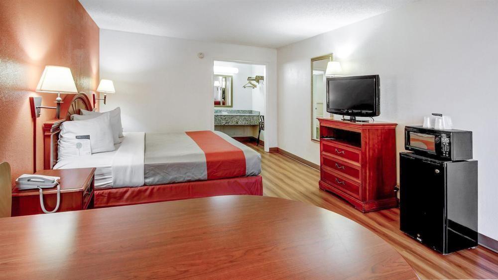 Red Roof Inn Forsyth Exterior photo